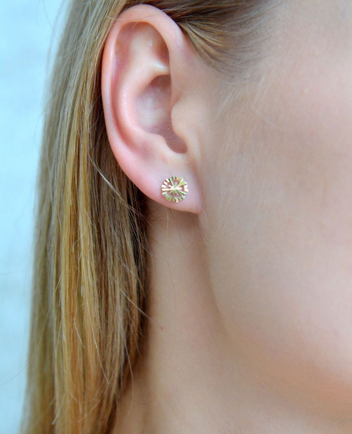 Złote kolczyki damskie 375 okrągłe grawerowane wkrętki KL 5724 375.jpg